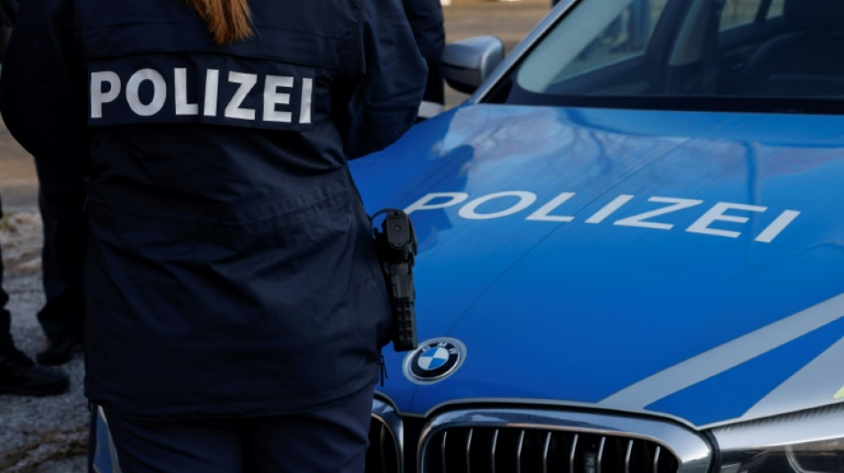Mann f&auml;hrt mit brennendem Pkw zu Tankstelle und verschanzt sich mit Axt