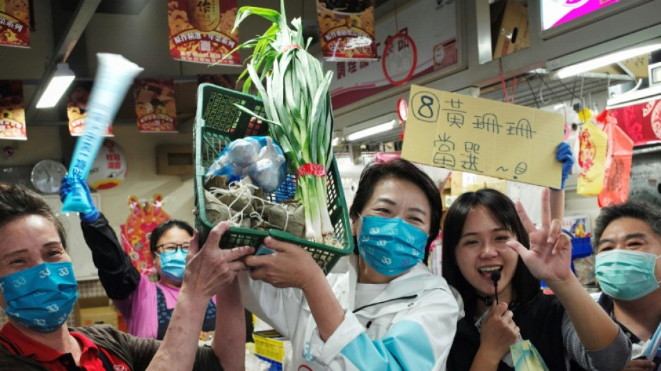 A Ta&iuml;wan, les candidats aux &eacute;lections brandissent des l&eacute;gumes pour attirer la chance