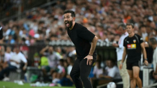 El Valencia destituye a su entrenador Carlos Corber&aacute;n