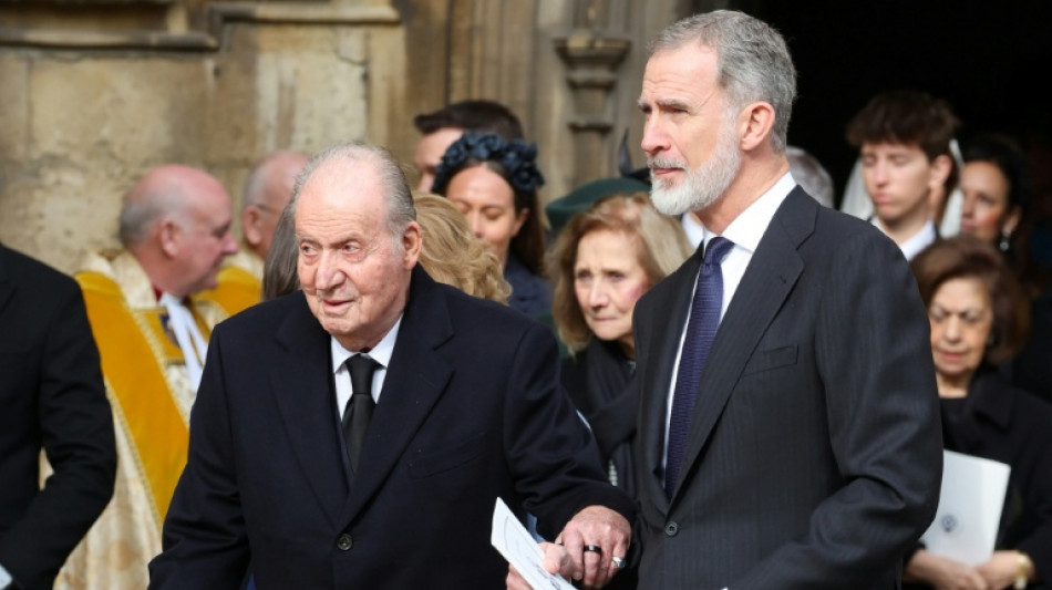 El rey emérito de España dice que se fue al exilio "para ayudar" a su hijo Felipe VI