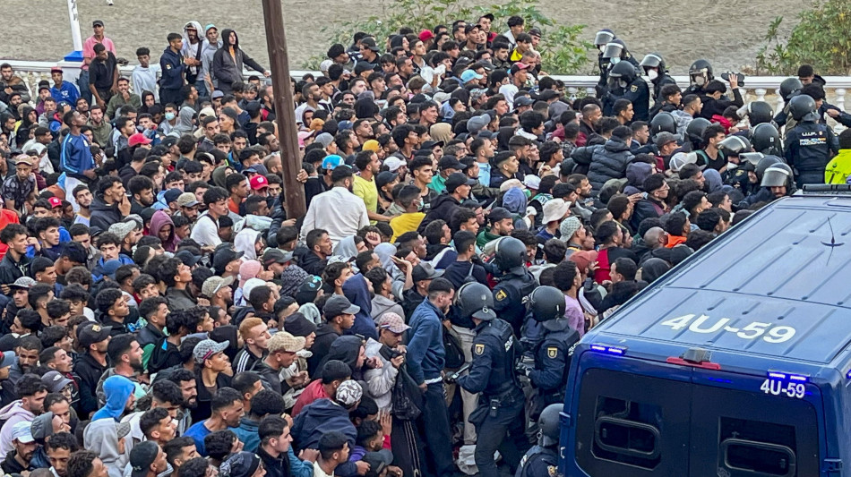 Tensione tra polizia e migranti durante il trasferimento al porto di Ceuta