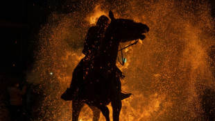 Los caballos que atraviesan el fuego en España para conjurar las epidemias