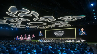 Fifa prop&otilde;e gesto com as m&atilde;os cruzadas para denunciar comportamentos racistas