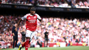 Madueke sofre lesão no joelho e aumenta lista de desfalques do Arsenal