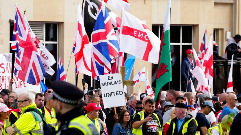 Más de 110.000 personas se manifiestan en Londres convocadas por activista de ultraderecha