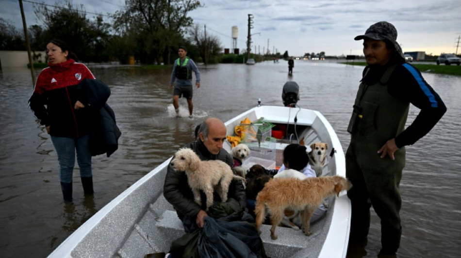 Dos muertos, tres desaparecidos y cientos de evacuados por temporal en Argentina