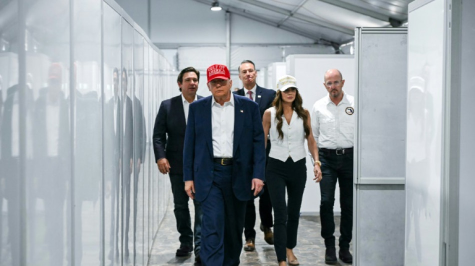 Trump elogia el centro de detención de migrantes "Alcatraz de los caimanes"