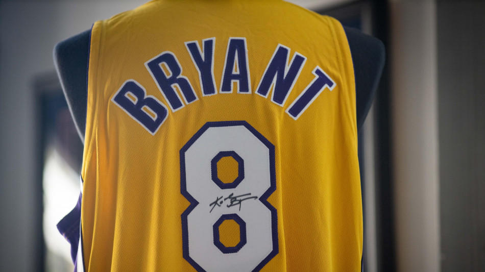 Basket:Canotta da gioco Bryant da 'rookie' venduta per 7 milioni