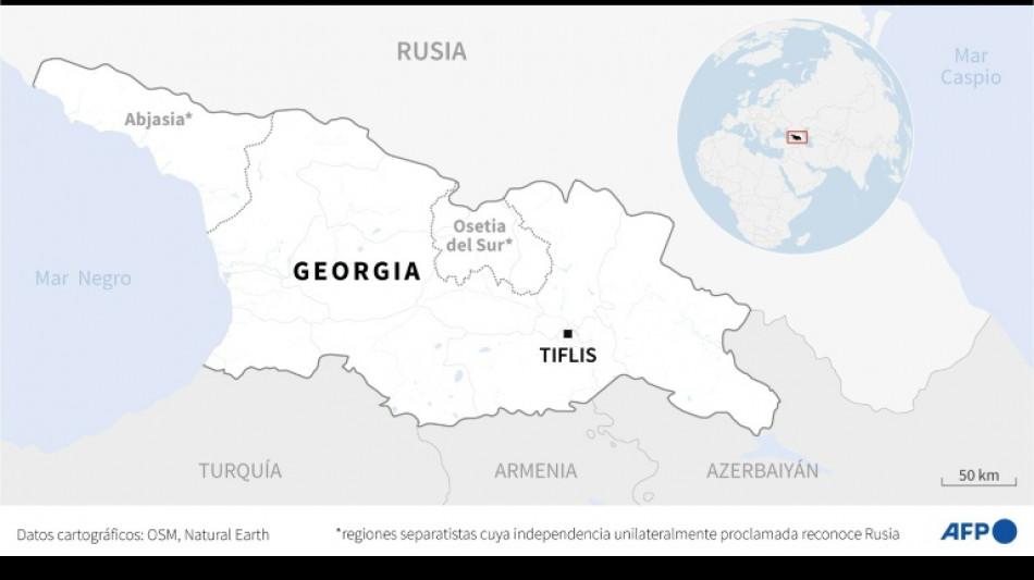 Un avión carguero militar turco con 20 personas a bordo se estrella en Georgia