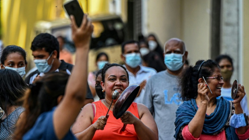 Sri Lanka: les manifestants défient le couvre-feu, levée du blocage des réseaux sociaux