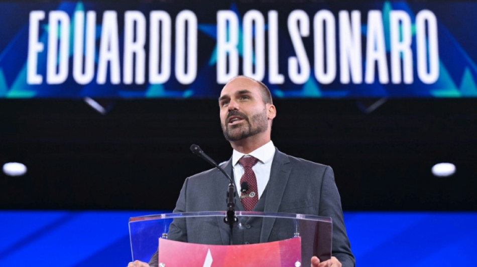 Ap&oacute;s amea&ccedil;a de apreens&atilde;o de passaporte, Eduardo Bolsonaro fica nos EUA