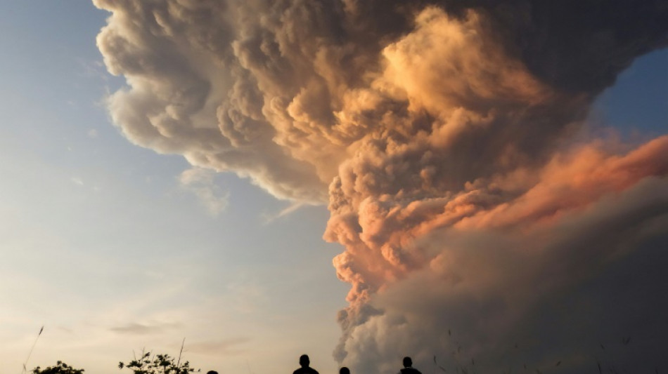 Una nueva erupci&oacute;n volc&aacute;nica en Indonesia lanza una enorme columna de ceniza al cielo