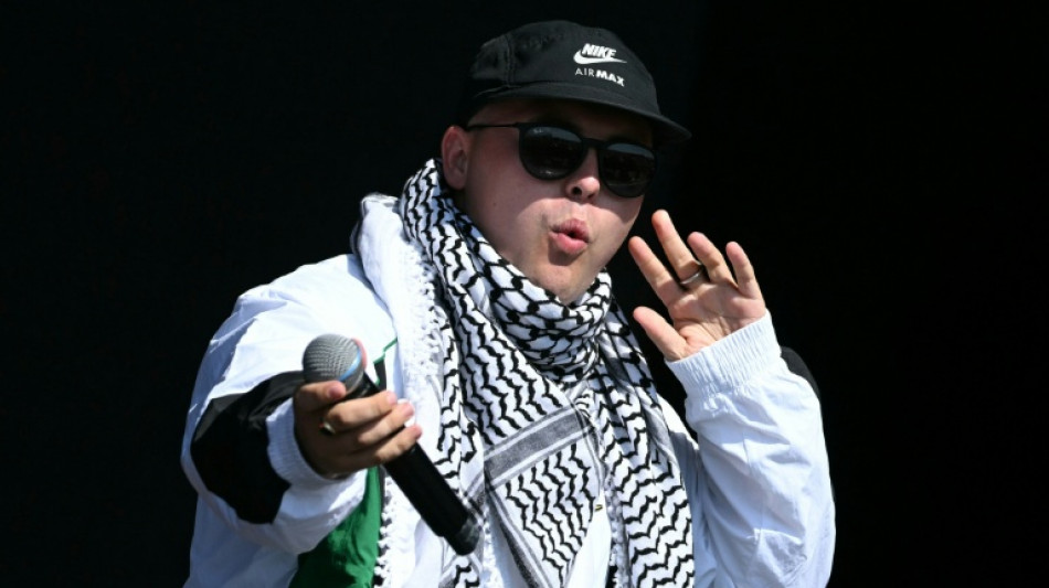 Un rappeur du trio nord-irlandais Kneecap comparaît à Londres, accusé de soutien au Hezbollah