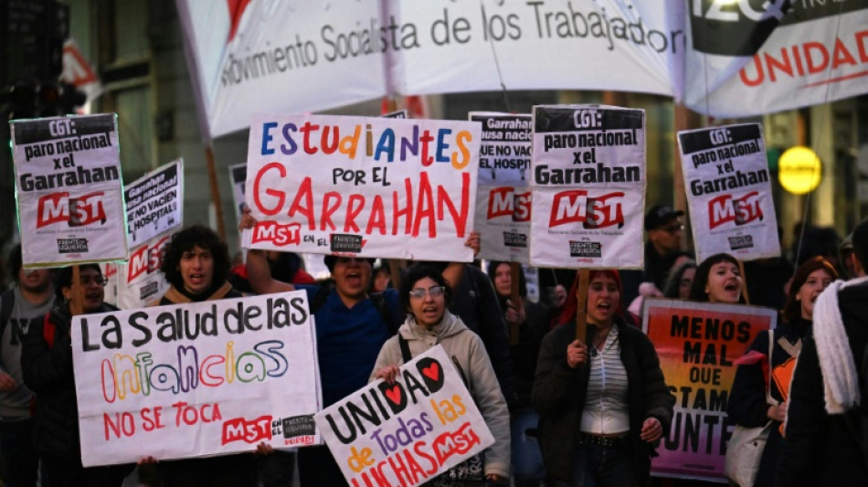 Miles de personas protestan en Argentina por los recortes en el sistema de salud pública