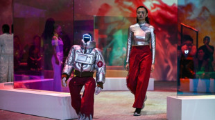 Modelos y robots comparten la pasarela en Se&uacute;l