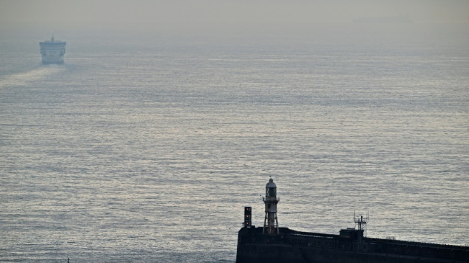 Reino Unido registra no s&aacute;bado recorde de quase mil migrantes que cruzaram Canal da Mancha