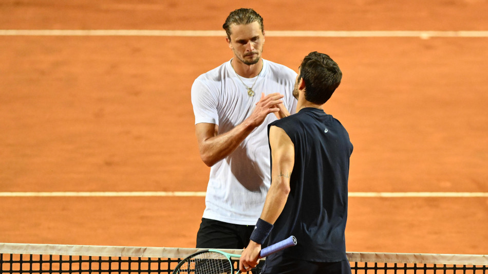 Internazionali: rabbia Zverev, 'non si gioca con palline cos&igrave;'