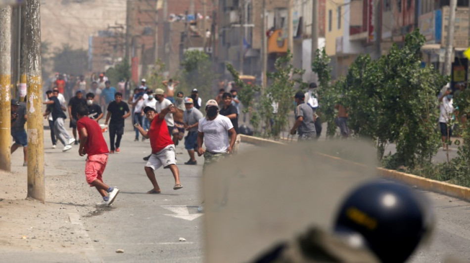 Militares patrullan las semivacías calles de Lima, bajo toque de queda