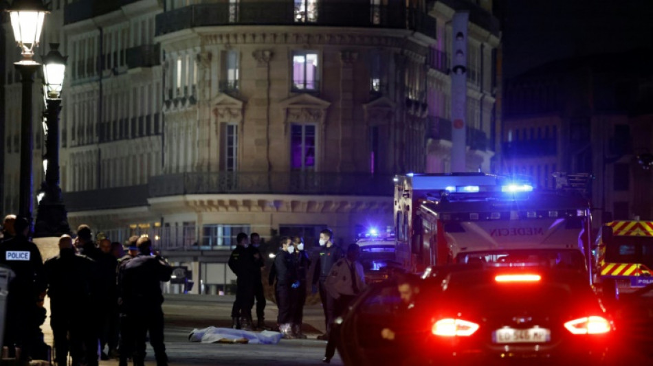 Morts sur le Pont-Neuf &agrave; Paris: deux enqu&ecirc;tes ouvertes, le policier tireur en garde &agrave; vue &agrave; l'IGPN