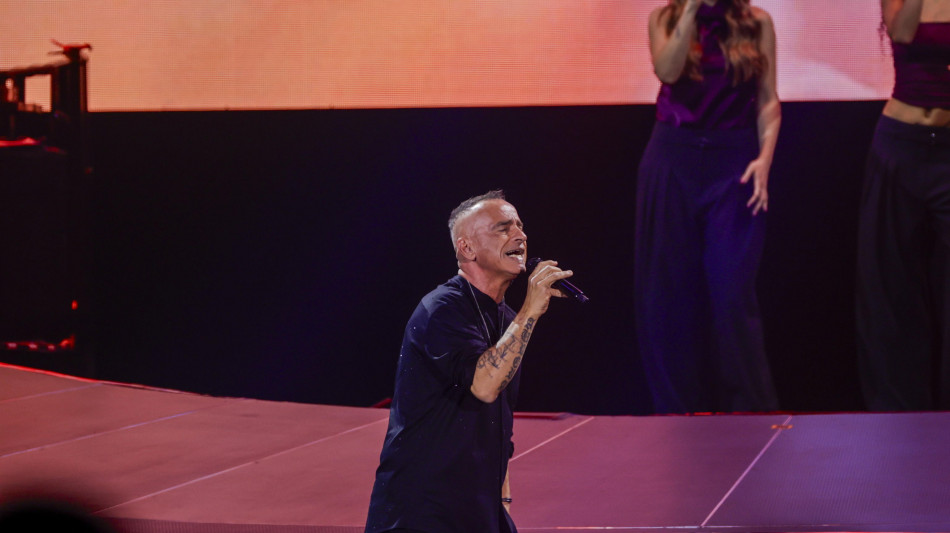 Eros Ramazzotti operato alle corde vocali, "sto bene, ma devo riposare. Stop al tour"