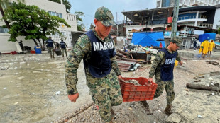 Erick se debilita a tormenta tropical mientras avanza por el sur de México