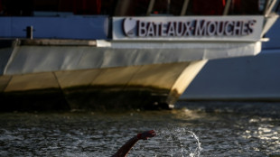 Chapuz&oacute;n en el Sena, entre la fuerza de la corriente y las dudas sobre el agua