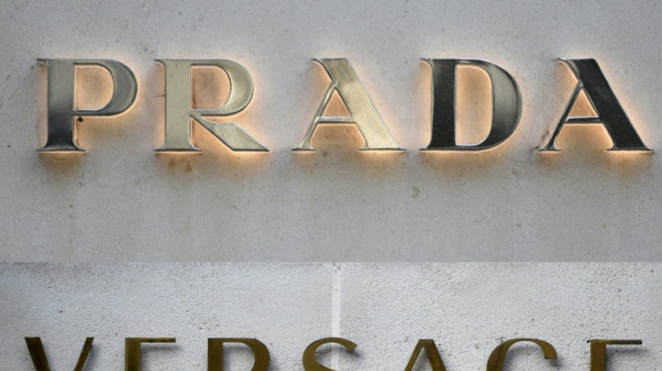 El grupo italiano Prada anuncia la compra de su rival Versace por 1.250 millones de euros