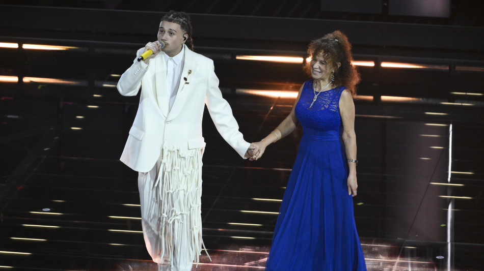 Sayf si emoziona e porta sul palco la mamma Samia