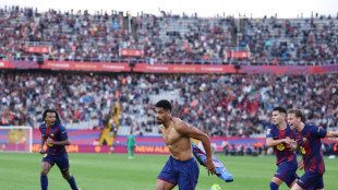 Barcelona vence Girona com gol no fim e assume liderança do Espanhol