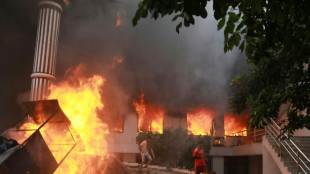 Nepals Regierungschef tritt zur&uuml;ck - Demonstranten setzen Parlamentsgeb&auml;ude in Brand
