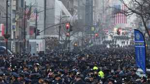 Nueva York honra a policía asesinado, símbolo de alza de la violencia