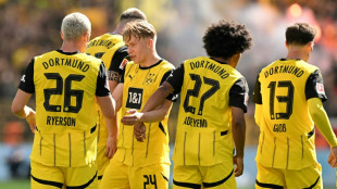 Dortmund vence Leverkusen e mant&eacute;m chances de vaga na Champions