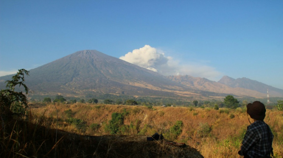 Socorristas indonesios intentan llegar a una brasile&ntilde;a ca&iacute;da en un volc&aacute;n