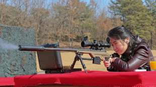 Corea del Norte revela una foto de la hija del l&iacute;der Kim disparando un rifle