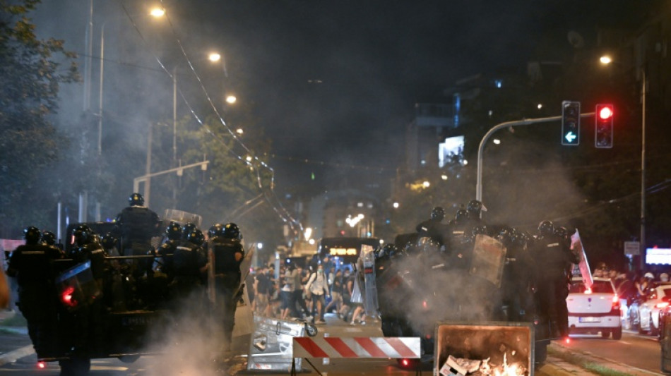 Manifestantes serbios atacan la sede del partido gobernante en Belgrado