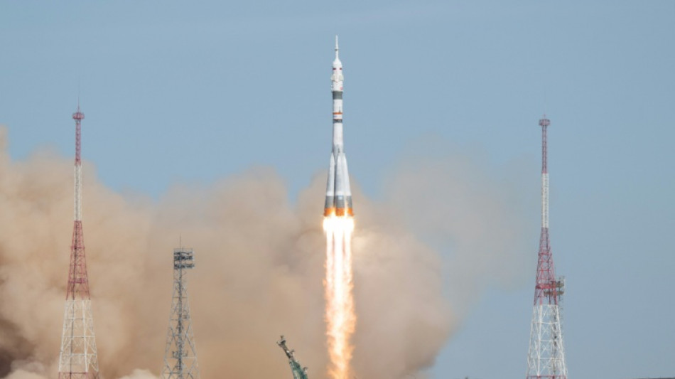 Nave Soyuz MS-27 se acopla à ISS com um americano e dois russos a bordo