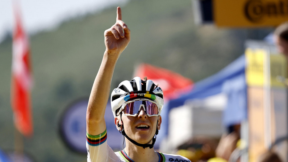Tadej Pogacar trionfa anche alla Tre Valli Varesine