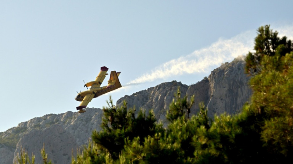 Waldbr&auml;nde verw&uuml;sten 300 Hektar Land in kroatischer Urlaubsregion nahe Split 