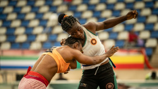 Mulheres entram no ringue em torneio de luta livre na &Aacute;frica Ocidental