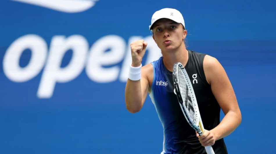 Swiatek inicia defesa do t&iacute;tulo do US Open com vit&oacute;ria sobre sueca Rebecca Peterson