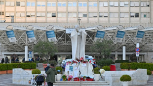 El papa Francisco contin&uacute;a "estable" tras 21 d&iacute;as hospitalizado