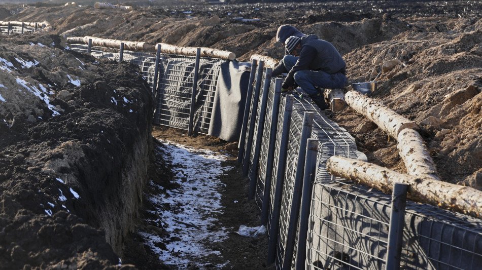 Zelensky in visita alle truppe nella citt&agrave; chiave di Pokrovsk