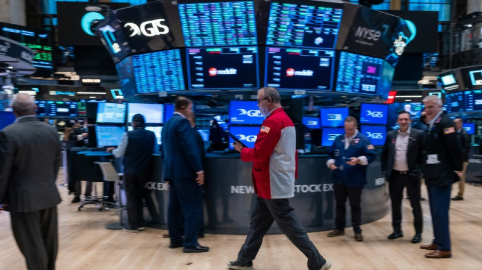 Wall Street finit en ordre dispers&eacute;, dig&egrave;re l'inflation