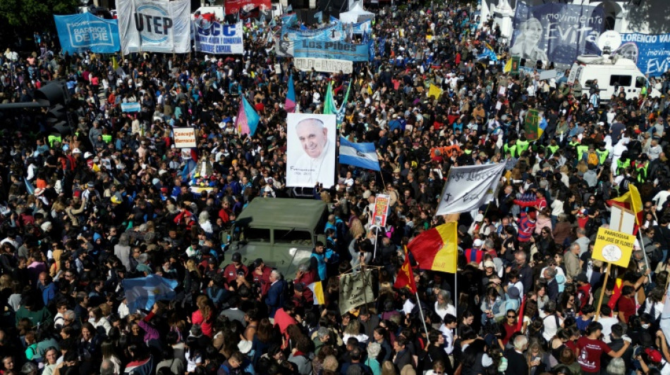 L&aacute;grimas y baile en Buenos Aires para despedir al papa que nunca volvi&oacute;
