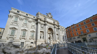 Una pasarela inaugurada sobre la Fontana di Trevi en Roma