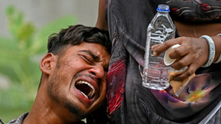 Familiares asisten a los funerales de las víctimas del accidente de Air India