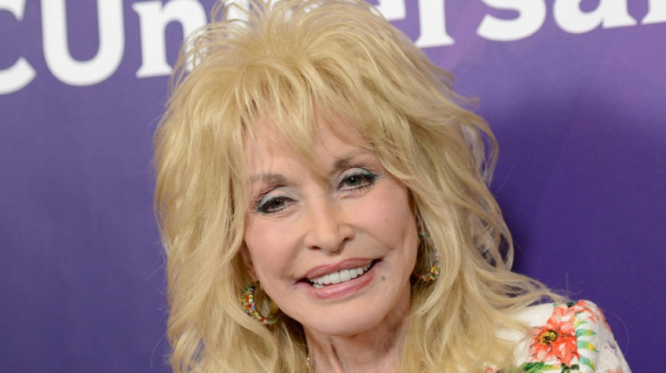 Representante de Dolly Parton acusa al sobrino de la cantante de amenazas