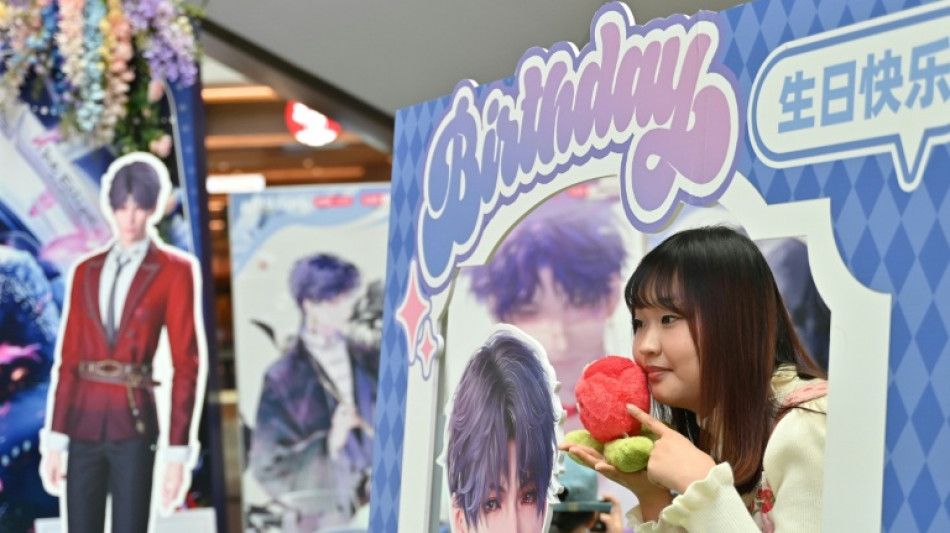 De jeunes Chinoises s'&eacute;prennent des h&eacute;ros d'un jeu pour smartphone