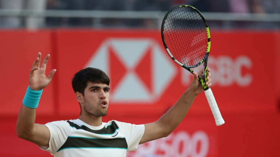 Alcaraz sofre mas vence Munar e vai &agrave;s quartas de final de Queen's