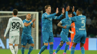 Napoli vence e fica a tr&ecirc;s pontos da lideran&ccedil;a na It&aacute;lia